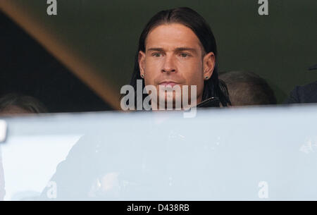 Hoffenheim Torwart Tim Wiese sitzt auf die Ständen während der deutschen Fußball-Bundesliga-Fußball match zwischen TSG 1899 Hoffenheim und dem FC Bayern München im Rhein-Neckar-Arena in Sinsheim, Deutschland, 3. März 2013. Foto: UWE ANSPACH (Achtung: EMBARGO Bedingungen! Die DFL ermöglicht die weitere Nutzung der nur bis zu 15 Bilder (keine Sequntial Bilder oder Video-ähnliche Reihe der Bilder erlaubt) über das Internet und Online-Medien während des Spiels (einschließlich Halbzeit), im Stadion oder vor dem Start des Spiels entnommen. Die DFL erlaubt die uneingeschränkte Übertragung von digitalisierten Aufnahmen Stockfoto