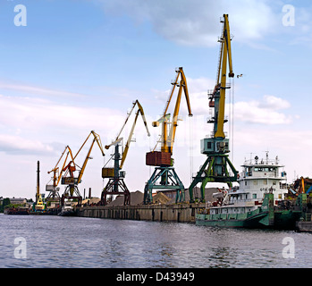 Industrielandschaft am Ufer Flusses Stockfoto