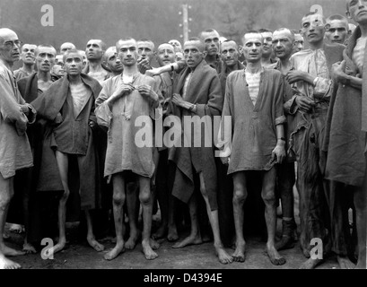 Ausgehungert jüdische Häftlinge stehen gemeinsam im KZ Ebensee nach Befreiung von der US Army 80. Division 7. Mai 1945 in Ebensee, Österreich. Stockfoto