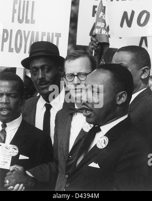 Dr. Martin Luther King, Jr. (rechts), Präsident der Southern Christian Leadership Conference mit Mathew Ahmann (Mitte), Direktor der nationalen katholischen Konferenz für Interrracial Gerechtigkeit beim Marsch auf Washington für Arbeitsplätze und Freiheit 28. August 1963 in Washington, DC. Stockfoto