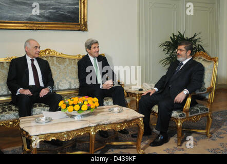 US-Außenminister John Kerry trifft sich mit ägyptischen Präsidenten Mohammed Morsi (rechts) und der ägyptische Außenminister Mohamed Kamel Amr 3. März 2013 in Kairo, Ägypten. Kerry ist auf einer 11-tägigen Reise, seine erste als Staatssekretär stoppen in London, Berlin, Paris, Rom, Ankara, Kairo, Riad, Abu Dhabi und Doha. Stockfoto