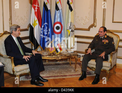 US-Außenminister John Kerry trifft sich mit ägyptischen Verteidigungsminister Abdul Fatah Khalil al-Sisi 3. März 2013 in Kairo, Ägypten. Kerry ist auf einer 11-tägigen Reise, seine erste als Staatssekretär stoppen in London, Berlin, Paris, Rom, Ankara, Kairo, Riad, Abu Dhabi und Doha. Stockfoto