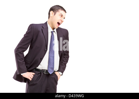 Zorniger junger Mann in einem Anzug Geschrei isoliert auf weißem Hintergrund Stockfoto