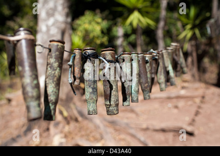 Verwendet verbrauchten Patronenhülsen aufgereiht wie ein Handlauf im Bürgerkrieg-Museum in Perquin, El Salvador Stockfoto