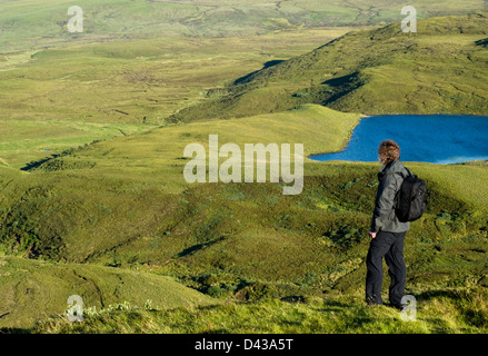 Ein männlicher Wanderer zu Fuß in der Nähe der Quiraing auf der Isle Of Skye, Schottland, UK Stockfoto