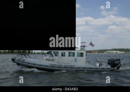 Das Office of Air and Marine Operations (OAM) der CBP setzte Flugzeuge und Schiffe, einschließlich Hubschrauber und Boote von Blackhawk, ein, um die Grenzsicherheit entlang der US-Küsten zu verbessern. Diese Vermögenswerte dienen der Überwachung, dem Verbot und der Unterstützung der Mission des CBP zur Verhinderung illegaler Aktivitäten. Stockfoto