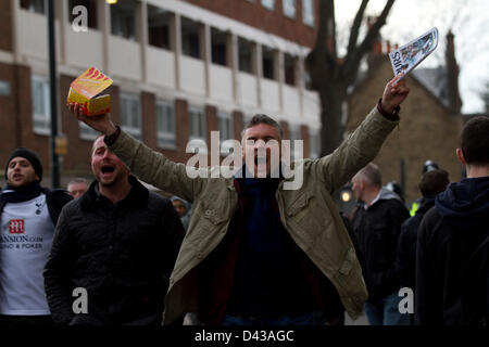 3. März 2013. White Hart Lane, London UK. Fußball-Fans skandierten vor die North London Derby zwischen Tottenham Hotspur und Arsenal an der White Hart Lane in Nord-London Stockfoto