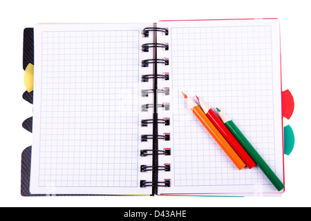 Büro-Notebook isoliert auf weiss. Zurück zum Schulkonzept. Post-it Note. Stockfoto