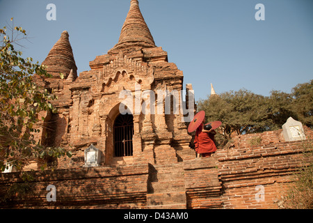 Zwei junge Mönche im Tempel in Bagan Myanmar Burma Stockfoto