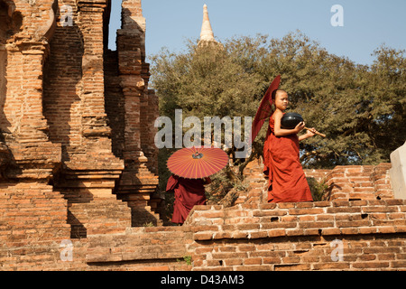 Zwei junge Mönche im Tempel in Bagan Myanmar Burma Stockfoto