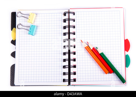 Büro-Notebook isoliert auf weiss. Zurück zum Schulkonzept. Post-it Note. Stockfoto