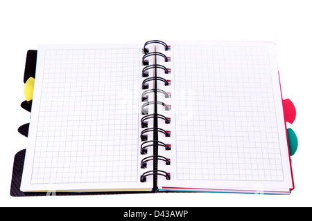 Büro-Notebook isoliert auf weiss. Zurück zum Schulkonzept. Post-it Note. Stockfoto
