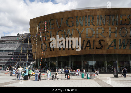 Das Millennium Centre Cardiff Bay während der August Urlaub Festival Stockfoto