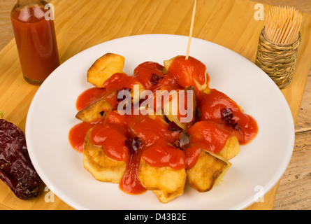 Würzige Patatas Bravas, einer spanischen Tapa classic Stockfoto