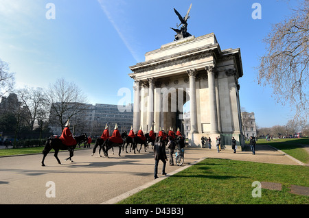 Wellington Arch mit Household Cavalry auf der Durchreise, London Stockfoto