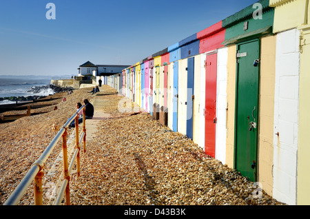 Farbenfrohe Strandhütten bei Milford am Meer Hampshire Stockfoto