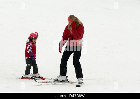 Kinder üben ihre Form in der Skischule Stockfoto