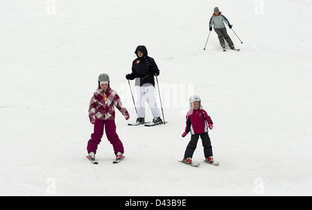 Kinder üben ihre Form in der Skischule Stockfoto