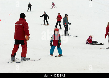 Kinder üben ihre Form in der Skischule Stockfoto