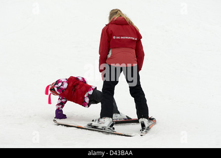 Kinder üben ihre Form in der Skischule Stockfoto