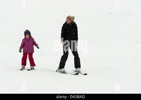 Kinder üben ihre Form in der Skischule Stockfoto