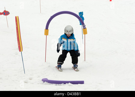 Kinder üben ihre Form in der Skischule Stockfoto