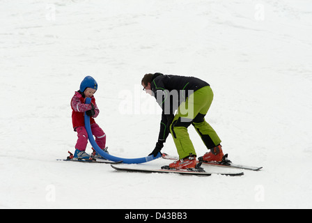 Kinder üben ihre Form in der Skischule Stockfoto