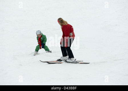 Kinder üben ihre Form in der Skischule Stockfoto