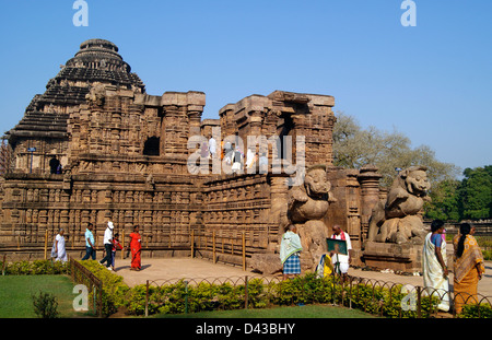 Pilger und Touristen in Konark Sun Temple in Indien (UNESCO Weltkulturerbe) alte Architektur Tempel Ruinen Stockfoto