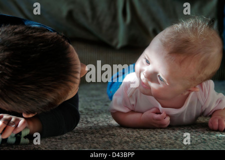 zwei Kinder spielen und Lächeln einander Bruder und Schwester Stockfoto