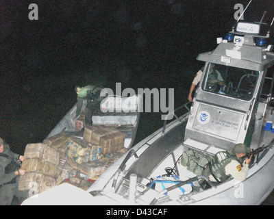 US-Zoll und Grenzschutzagenten beschlagnahmen zwei Fahrzeuge, ein Boot, mehr als eine Zon Marihuana und Recover Stolen Truck in McAllen, Texas Stockfoto