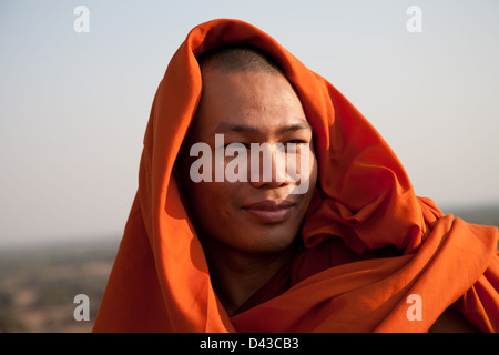 Porträt eines jungen Mönch auf die Shwesandaw Pagode bei Sonnenuntergang. Stockfoto