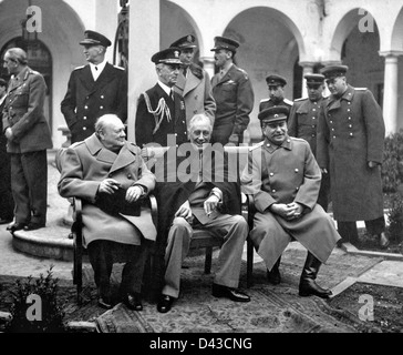 US-Präsident Franklin D. Roosevelt (Mitte) sitzt mit britischer Premierminister Winston S. Churchill und Josef Stalin sowjetische Premier (rechts) während der Jalta-Konferenz Europas nach dem zweiten Weltkrieg Reorganisation der Liwadija-Palast Februar 1945 in Jalta, Crimea entscheiden.
