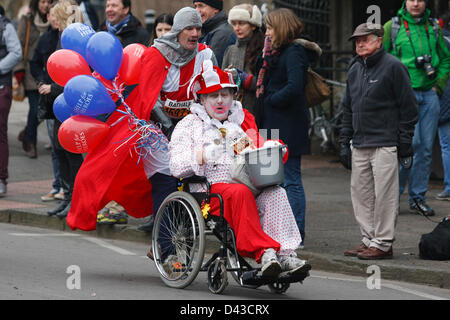 Zwei Männer sind verkleidet, Teilnahme an und läuft in den 2013 Bad Halbmarathon fotografiert. Bath, Somerset, UK Stockfoto