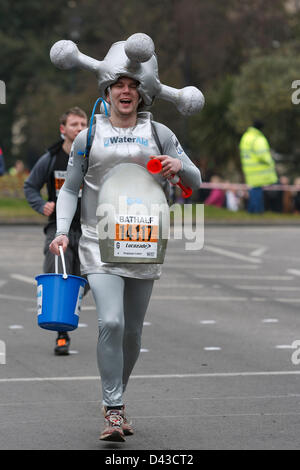 Ein Mann wird im Kostüm Teilnahme an und läuft in den 2013 Bad Halbmarathon fotografiert. Bath, Somerset, UK Stockfoto