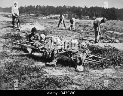 Schwarze Sklaven begraben die tote Soldaten nach der Schlacht von Cold Harbor, Virginia 14. Juni 1864. Die Schlacht ist eines der blutigsten, die schiefe Gefechte, wo Tausende von Soldaten wurden getötet oder verwundet in einem hoffnungslosen Frontalangriff gegen befestigten Stellungen der konföderierten General Robert E. Lees Armee. Stockfoto