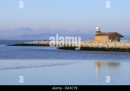 Stein-Anlegestelle, Morecambe mit Aussicht auf den Lake District Hügeln im Winter Morecambe Bay. Stockfoto