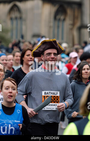 Ein Mann wird im Kostüm Teilnahme an und läuft in den 2013 Bad Halbmarathon fotografiert. Bath, Somerset, UK Stockfoto