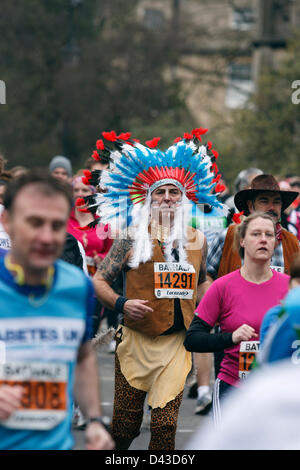 Ein Mann wird im Kostüm Teilnahme an und läuft in den 2013 Bad Halbmarathon fotografiert. Bath, Somerset, UK Stockfoto