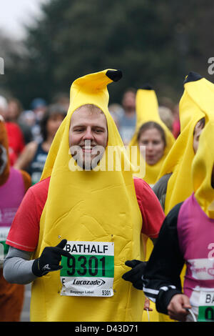 Ein Mann wird im Kostüm Teilnahme an und läuft in den 2013 Bad Halbmarathon fotografiert. Bath, Somerset, UK Stockfoto