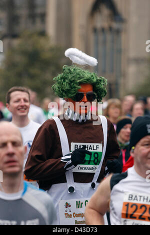 Ein Mann wird im Kostüm Teilnahme an und läuft in den 2013 Bad Halbmarathon fotografiert. Bath, Somerset, UK Stockfoto