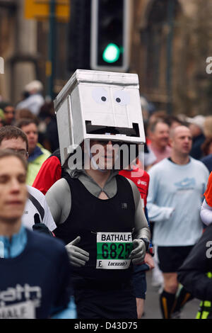 Ein Mann fotografiert in Kostüm Teilnahme und 2013 Bad Halbmarathon laufen. Bath, Somerset, UK Stockfoto