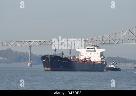 Eine große Öltanker verlässt San Francisco unter der Richmond-San Rafael Brücke. Stockfoto