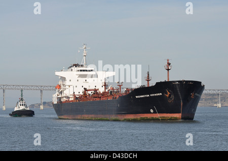 Eine große Öltanker verlässt San Francisco unter der Richmond-San Rafael Brücke. Stockfoto