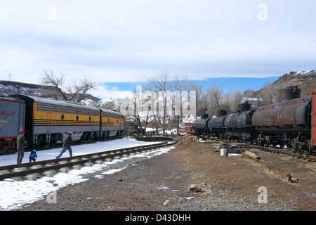 Vater und Sohn werfen Schneebälle ein Tanker Auto im Colorado Railroad Museum am 2. März 2013 Stockfoto