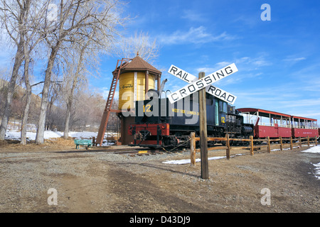 Ein Bahnübergang am Colorado Railroad Museum Stockfoto