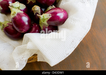 Mehrere indische Auberginen. Stockfoto