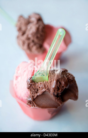 Zwei Erdbeer und Schokolade-Eis in einer Tasse Stockfoto