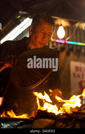 Singapur - 2013: Satay auf Lau Pa Sat Hawker Food Market Street. Satay-Chef fans seine Barbecue-Grill. Stockfoto