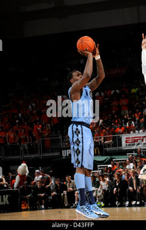 9. Februar 2013: P.j. Hairston #15 von North Carolina in Aktion während der NCAA Basketball-Spiel zwischen den Miami Hurricanes und den North Carolina Tar Heels im Bank United Center in Coral Gables, FL. Die Hurricanes besiegten die Tar Heels 87-61. Stockfoto